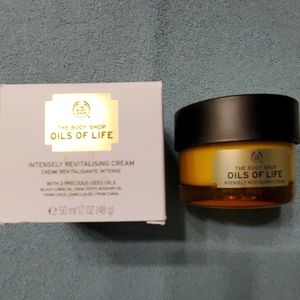 The Body Shop Oils of Life Revitalizing Cream
